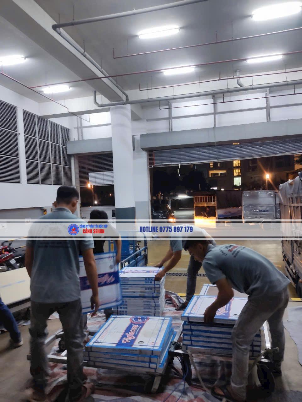 Đội Thợ Cảnh Sehun đang làm việc tại quận 4 HCM - Bốc Xếp Giá Rẻ TP.HCM