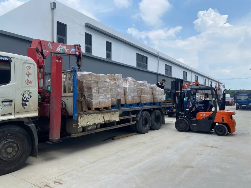 đội ngũ Sehun đồng phục xanh dương-đỏ đang bốc xếp container/hàng hóa tại khu công nghiệp Hiệp Phước, Nhà Bè