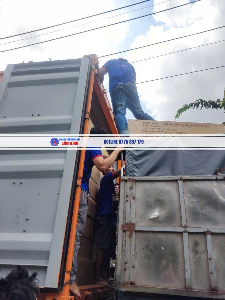đội ngũ Sehun đồng phục xanh dương-đỏ đang bốc xếp container/hàng hóa tại khu công nghiệp Hiệp Phước, Nhà Bè