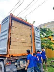 đội ngũ Sehun đồng phục xanh dương-đỏ đang bốc xếp container/hàng hóa tại khu công nghiệp Hiệp Phước, Nhà Bè
