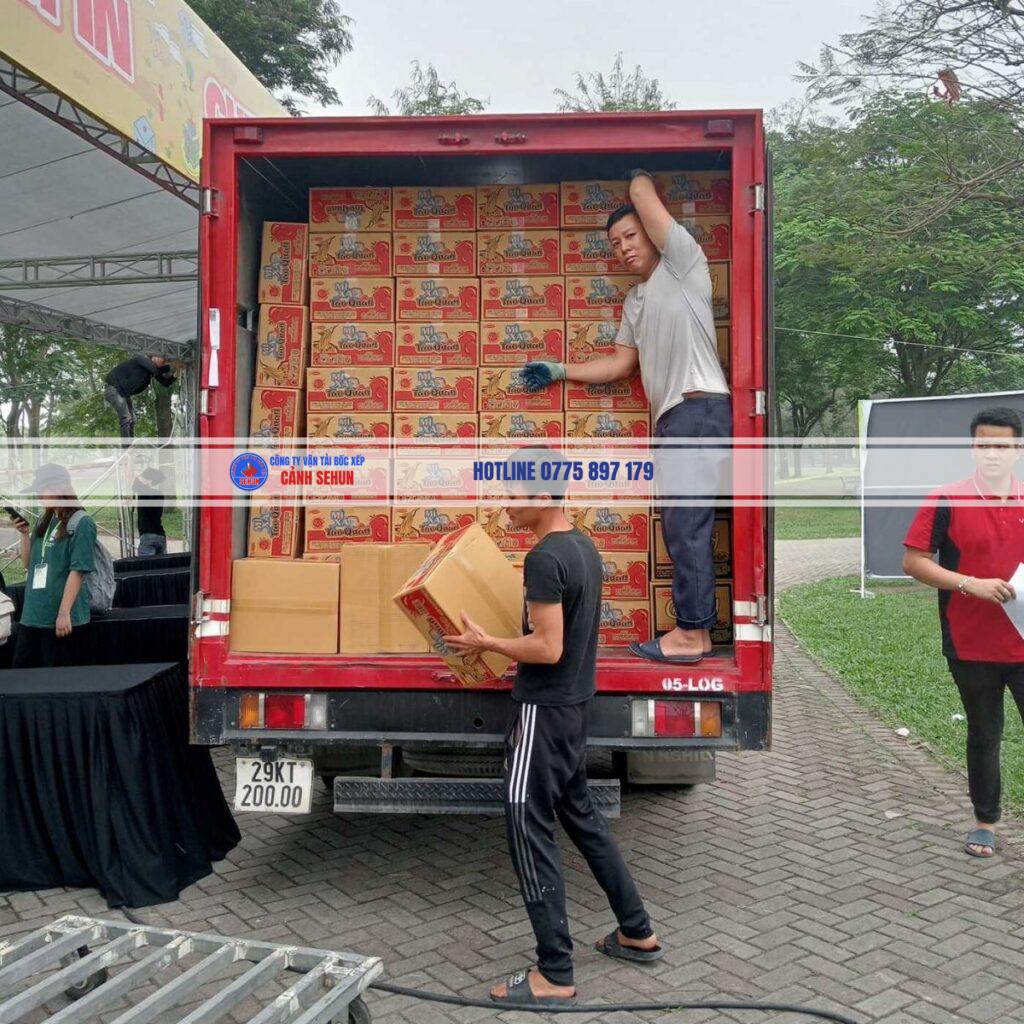 Nhân công bốc xếp Củ Chi đồng phục Sehun đang xếp dỡ hàng hóa tại kho xưởn