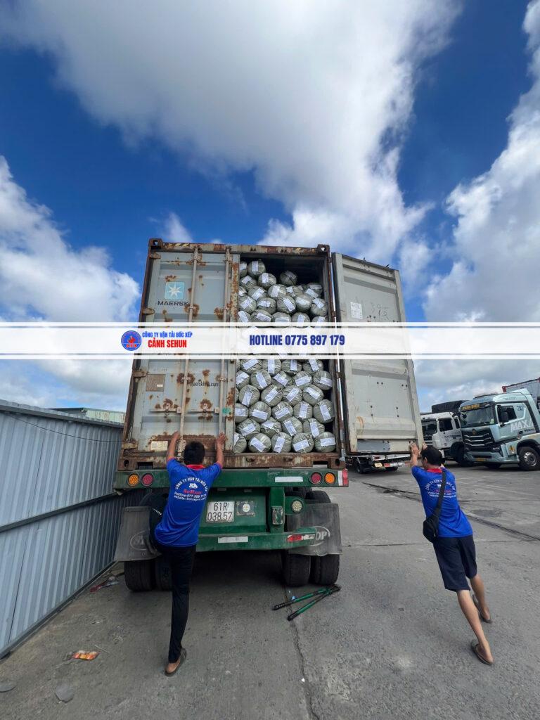 Nhân công bốc xếp Hóc Môn đồng phục Sehun đang xếp dỡ hàng hóa tại kho xưởng