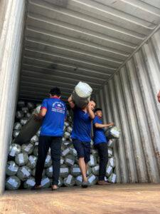 Nhân công bốc xếp Hóc Môn đồng phục Sehun đang xếp dỡ hàng hóa tại kho xưởng