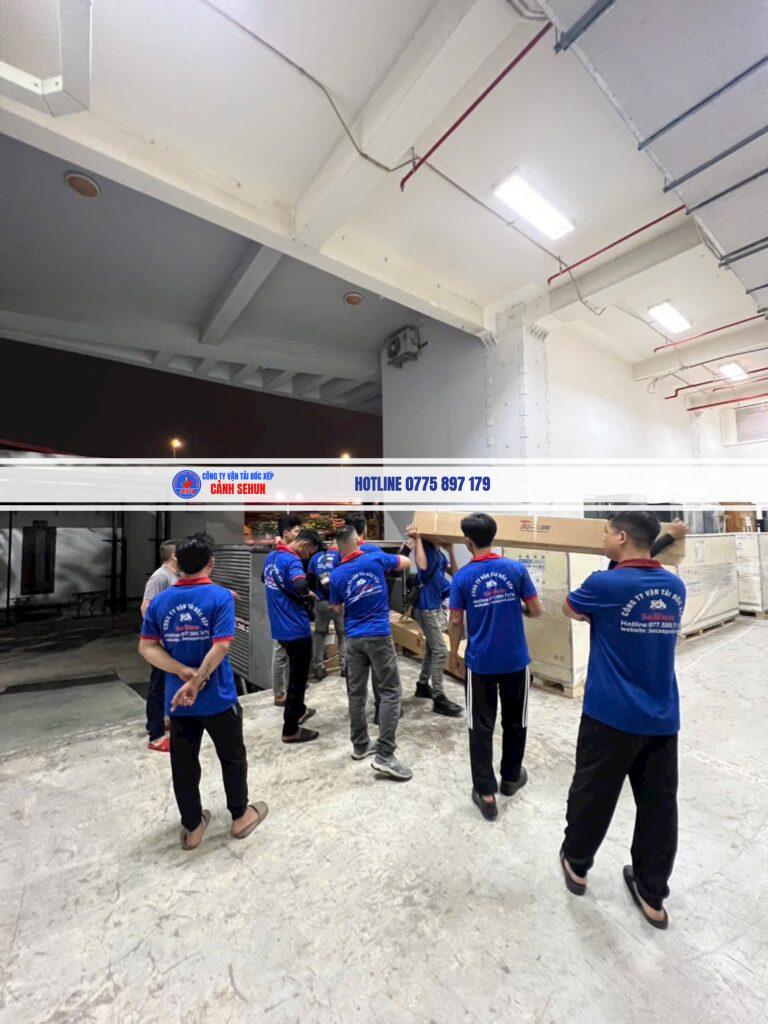 Cách bốc xếp hàng hóa lên xe từng bước: chọn xe, sắp xếp thứ tự, chằng buộc đúng chuẩn. Sehun hỗ trợ bốc xếp chuyên nghiệp. Gọi 0775 897 179.