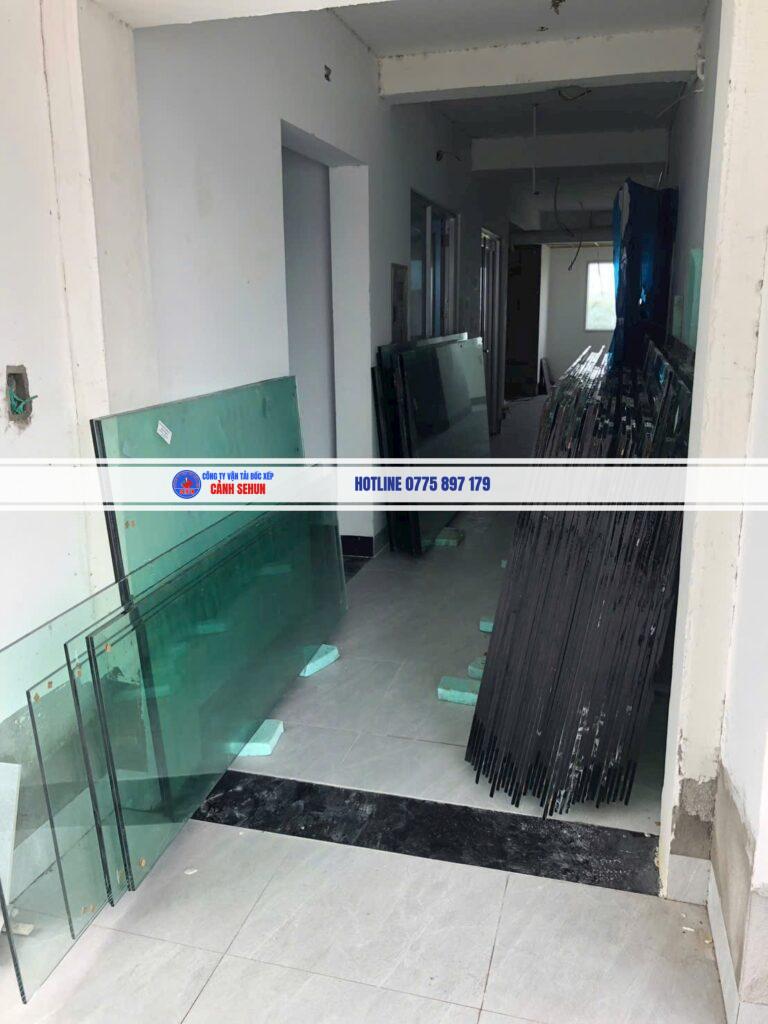 Cách bốc xếp hàng dễ vỡ: vật liệu và kỹ thuật đóng gói riêng cho gốm sứ, gương kính, đồ điện tử. Sehun xử lý cẩn thận từng loại. Gọi 0775 897 179.