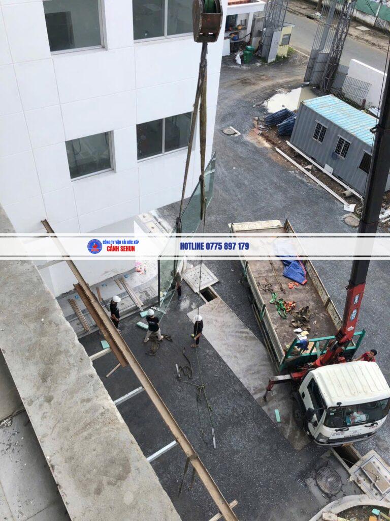 Cách bốc xếp hàng nặng: kỹ thuật dùng xe nâng, cẩu, pa lăng, con lăn cho máy móc, tủ lạnh, két sắt. Sehun hỗ trợ thiết bị chuyên dụng. Gọi 0775 897 179.
