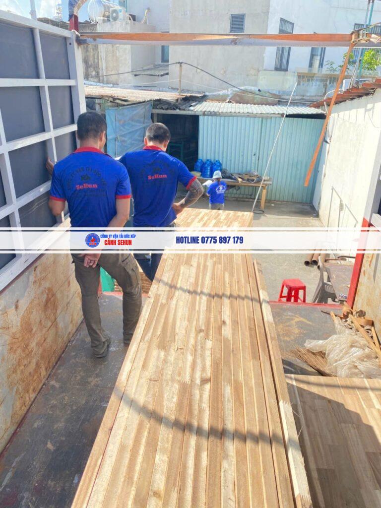Cách phân bổ tải trọng theo trục xe khi xếp hàng lên xe tải, tránh quá tải trục dù tổng tải trong giới hạn. Sehun tư vấn đúng kỹ thuật. Gọi 0775 897 179.