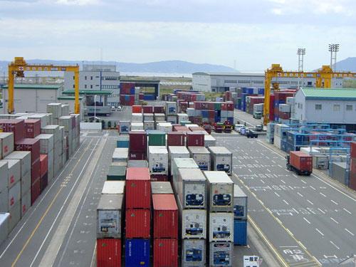 Bốc xếp hàng hóa an toàn không chỉ là kỹ thuật cá nhân mà còn là nghĩa vụ pháp lý của doanh nghiệp: huấn luyện, nội quy, thẻ an toàn. Gọi 0775 897 179.