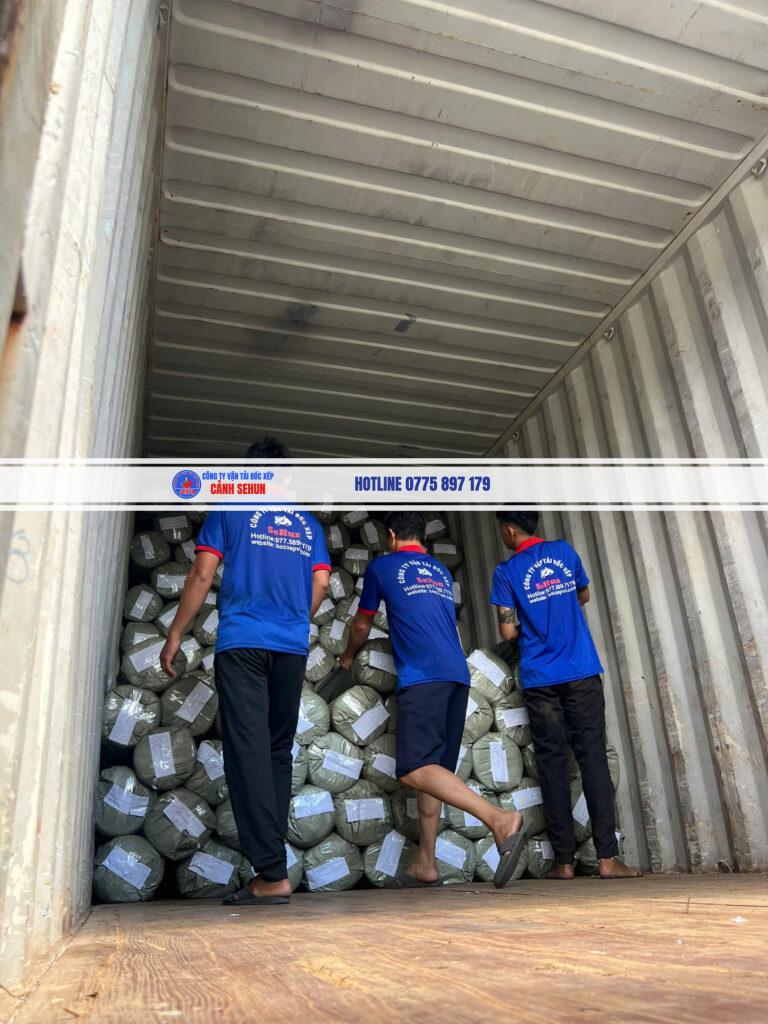 Cách bốc xếp hàng lên xe tải nhỏ, xe ba gác khi tự chuyển nhà: chọn xe đúng hẻm, sắp xếp tiết kiệm không gian. Sehun hỗ trợ khi cần thêm người. Gọi 0775 897 179.